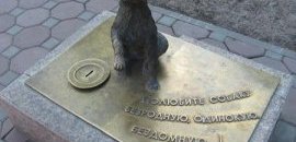 Тюмень. Памятник бездомной собаке.